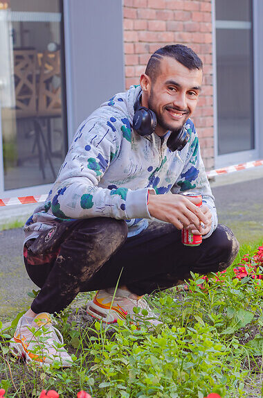 A son initiative, le résident, jeune majeur Fouad HADIBI a entrepris d'engazonner et de fleurir des espaces extérieurs. Pour cela il desherbe à la main en retirant les pissenlis un à un.