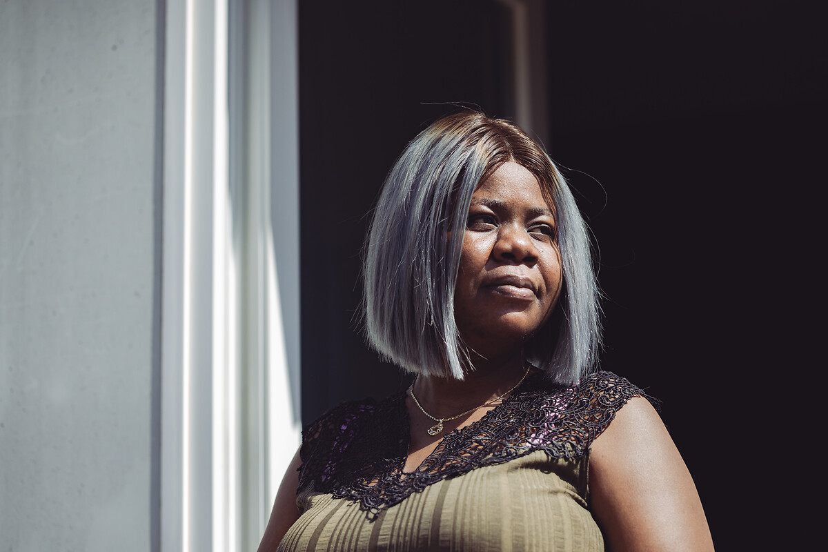 Mme Stévick Thoto vit dans une remorque aménagée à Bron. Prévue pour accueillir 4 personnes, elle est pour l'instant seule à y résider. Originaire du Congo, elle travaille dans un hopital et aimerait passer son diplome pour devenir aide soignante.