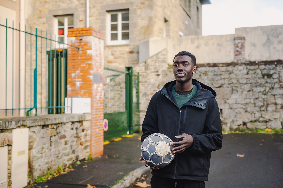 Ancien résident aux enfants de Rochebonne, Jafari Kela vit aujourd'hui dans son appartement. Salarié de la metallurgie, sa passion pour le football a toujours eu une place importate dans sa vie.