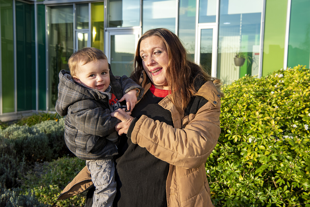 Une maman avec un enfant dans ses bras