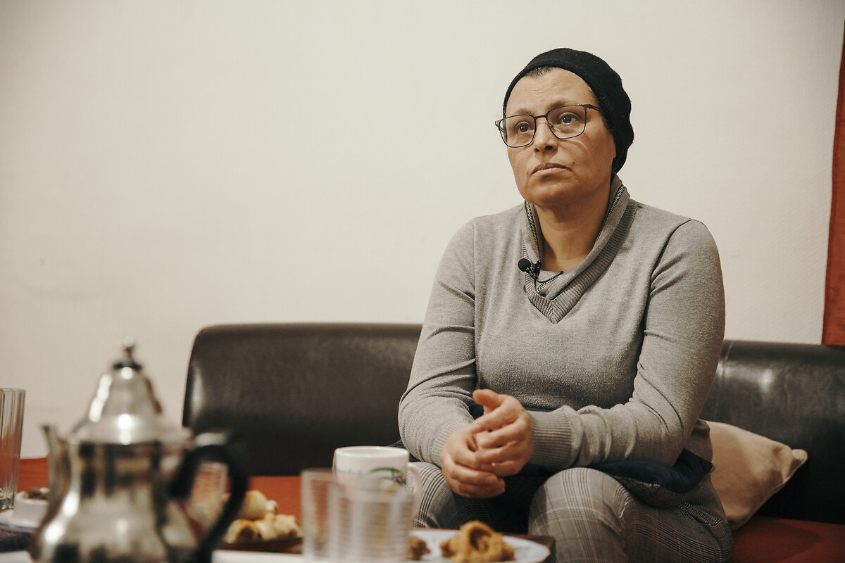 NAZIHA BOUAZZAOUI, mère de famille de deux enfants (un garçon de 18 ans et une fille de 22 ans) est hébergée dans un des appartements de l'Armée du Salut à Belfort. Pause thé à la menthe dans son appartement