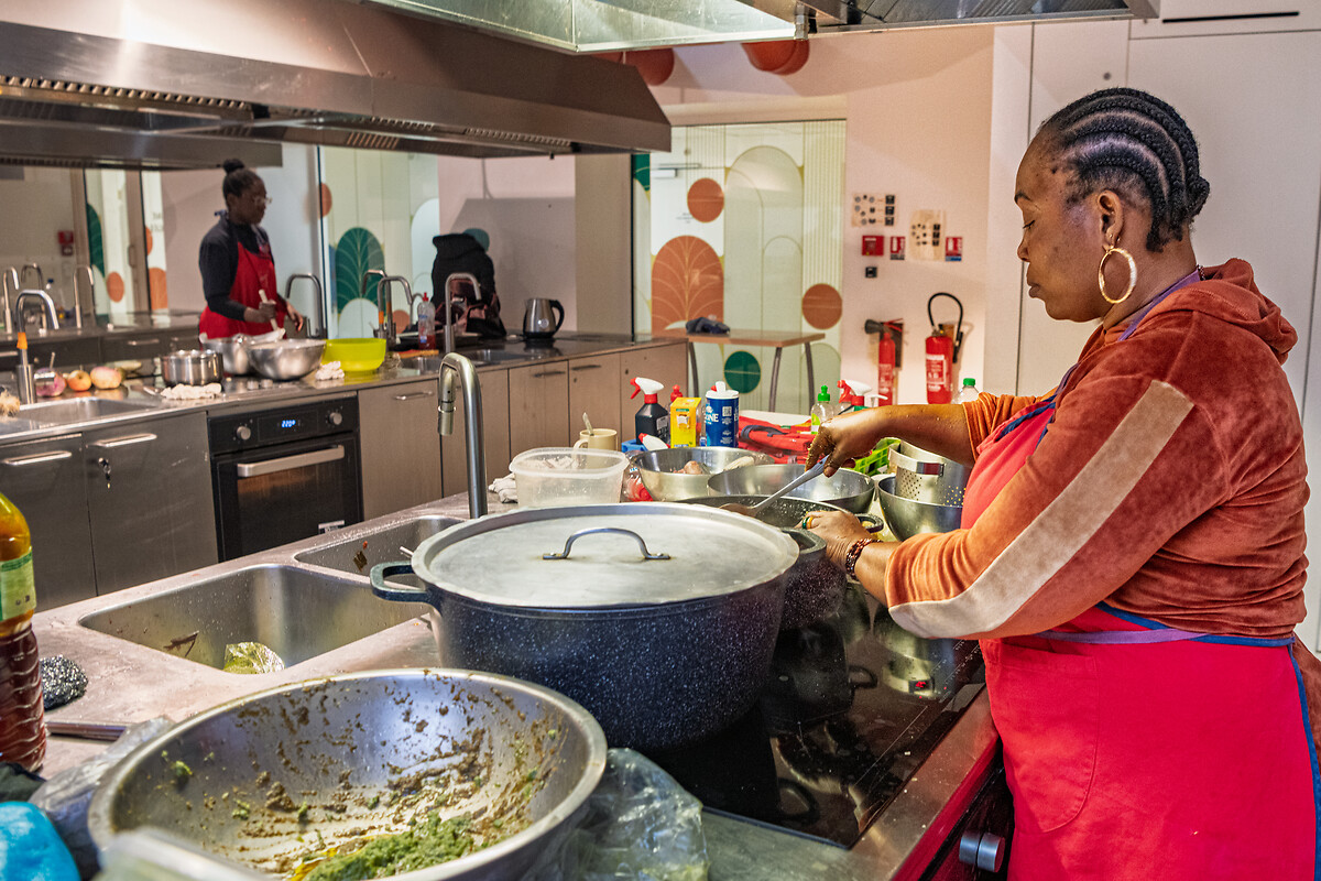 Reportage centenaire du Palais de la Femme - Novembre 2025 • Cuisine partagée • Bénicia Bizenga (Salariée Congrégation) • Fremata Ouattara