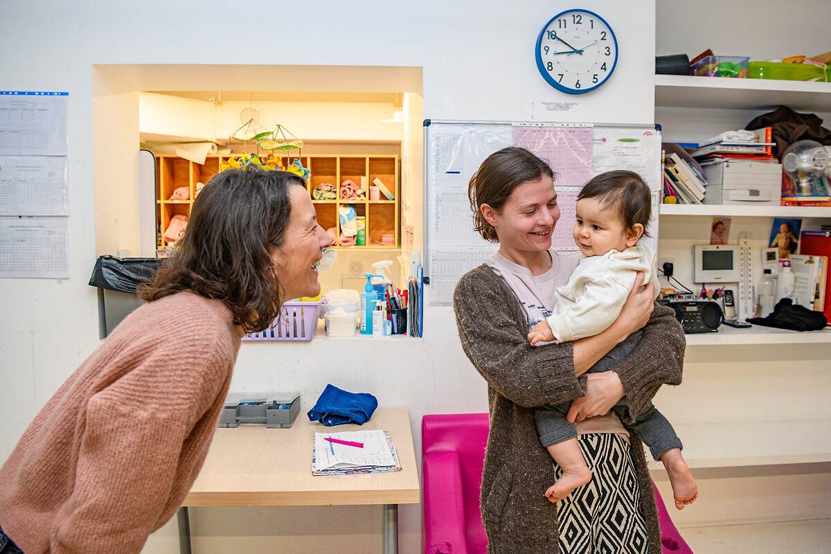 Reportage centenaire du Palais de la Femme - Novembre 2025 • Crèche Palais des enfants • Jessica Petit • Nino Petit (garçon Jessica Petit) • Elisabeth Völk (assistante maternelle)