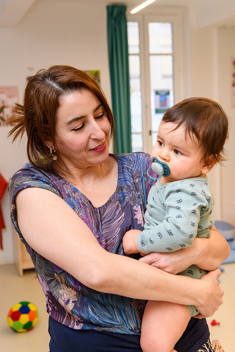 Reportage centenaire du Palais de la Femme - Novembre 2025 • Crèche Palais des enfants • Sabrina Koukou (assistante maternelle) • Nino Petit (garçon Jessica Petit)