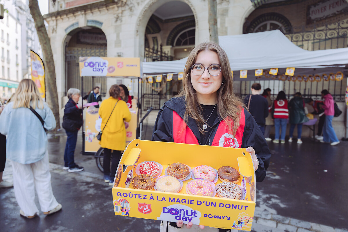 Au Palais de la Femme à Paris, le 6 juin 2025, l’Armée du Salut a célébré le Donut Day, une tradition d’origine américaine, afin de rendre hommage aux « Doughnut Girls », ces femmes bénévoles qui, durant la Première et la Seconde Guerre mondiale, apportaient réconfort et soutien aux soldats en leur distribuant des donuts sur le front. Cette journée, désormais célébrée dans plusieurs pays, est aussi l’occasion pour l’Armée du Salut de sensibiliser le public à ses actions et de faire connaître ses établissements et programmes sociaux à travers toute la France. L’organisation, présente dans plus de 130 pays, œuvre notamment dans l’accueil des personnes en difficulté, la lutte contre l’exclusion et l’aide alimentaire. À travers le Donut Day, elle invite chacun à découvrir ses missions et à soutenir ses initiatives solidaires. Cette année, l’opération a bénéficié du partenariat de Doony’s, qui a offert plusieurs dizaines de milliers de donuts distribués dans les établissements de l’association à travers le pays.