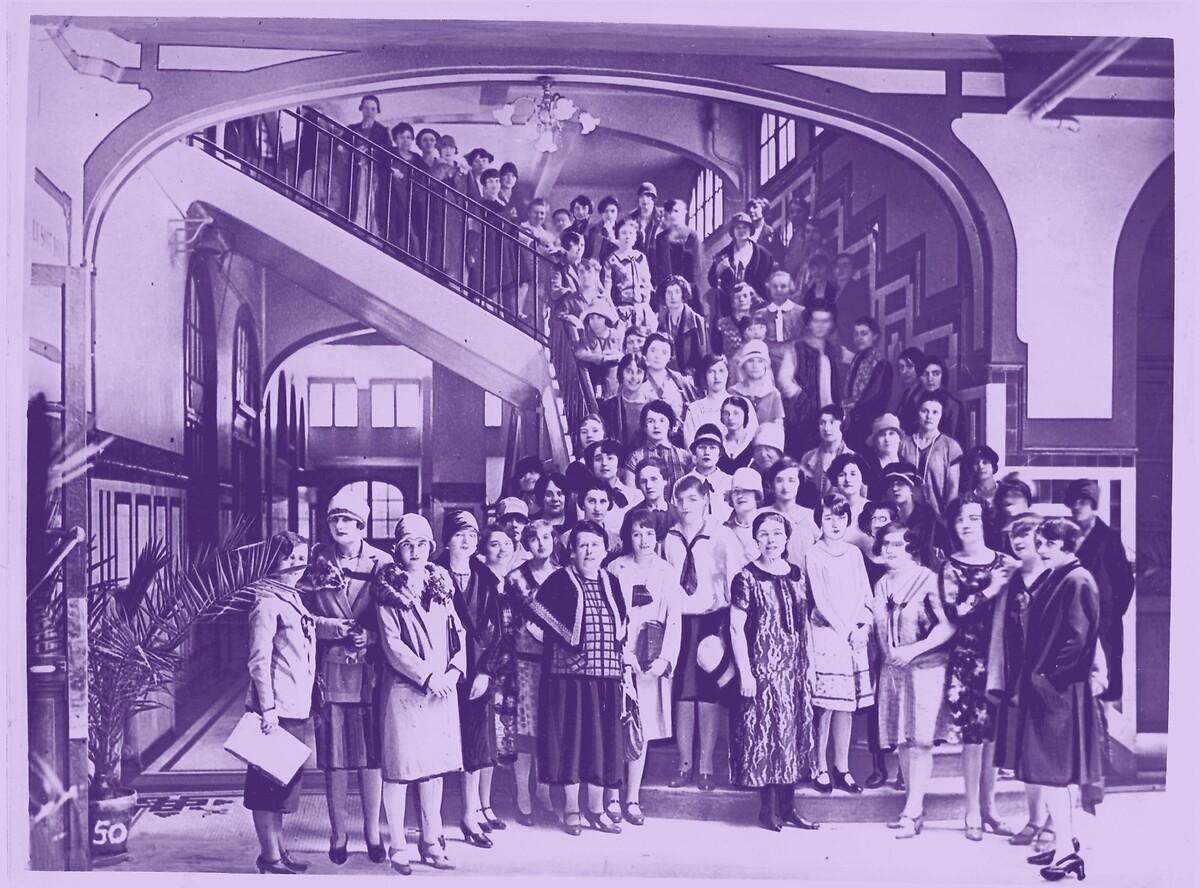Photo historique d'un groupe de femmes dans l'escalier du Palais de la Femme
